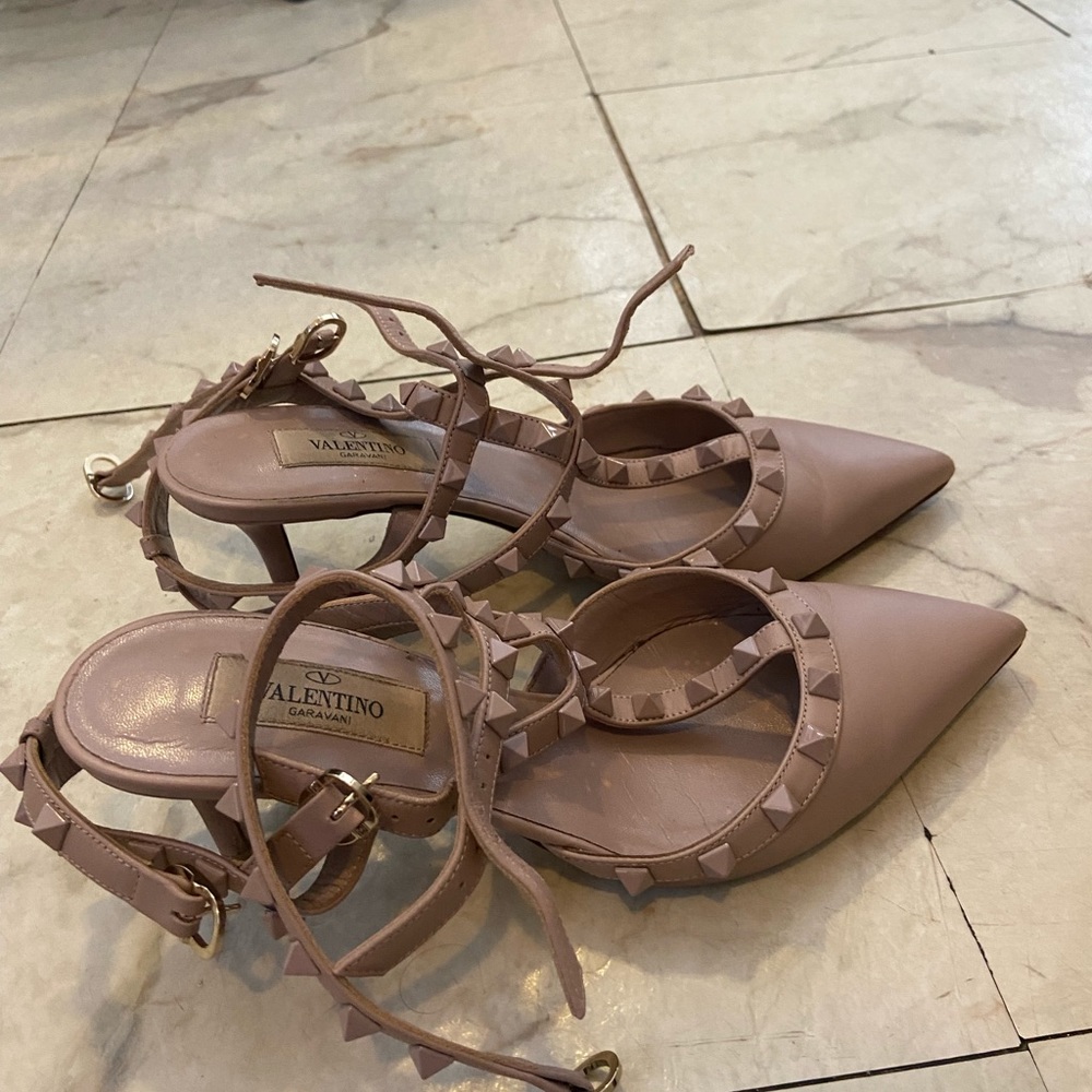 Valentino Garavani nudecolor kittenheel eursize 37